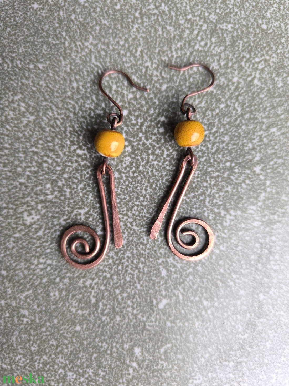 Vörösréz fülbevaló sárga kerámia gyönggyel - ékszer - fülbevaló - lógó fülbevaló - Meska.hu