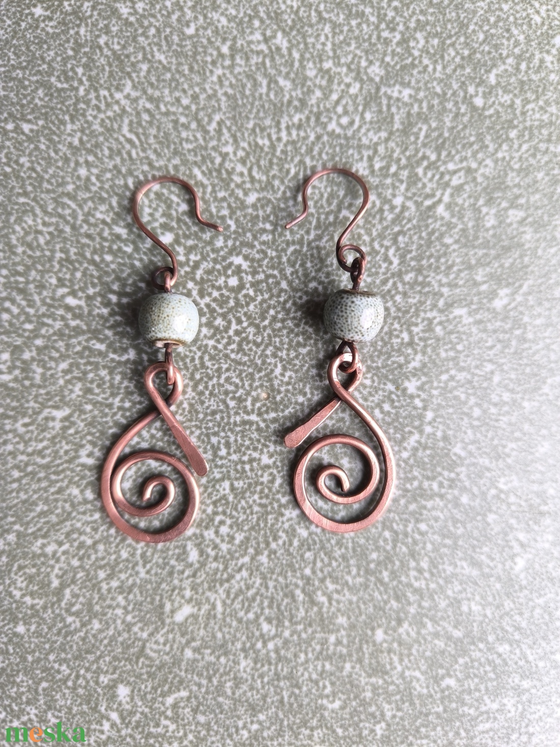 Vörösréz fülbevaló szürkéskék kerámia gyönggyel - ékszer - fülbevaló - lógó fülbevaló - Meska.hu