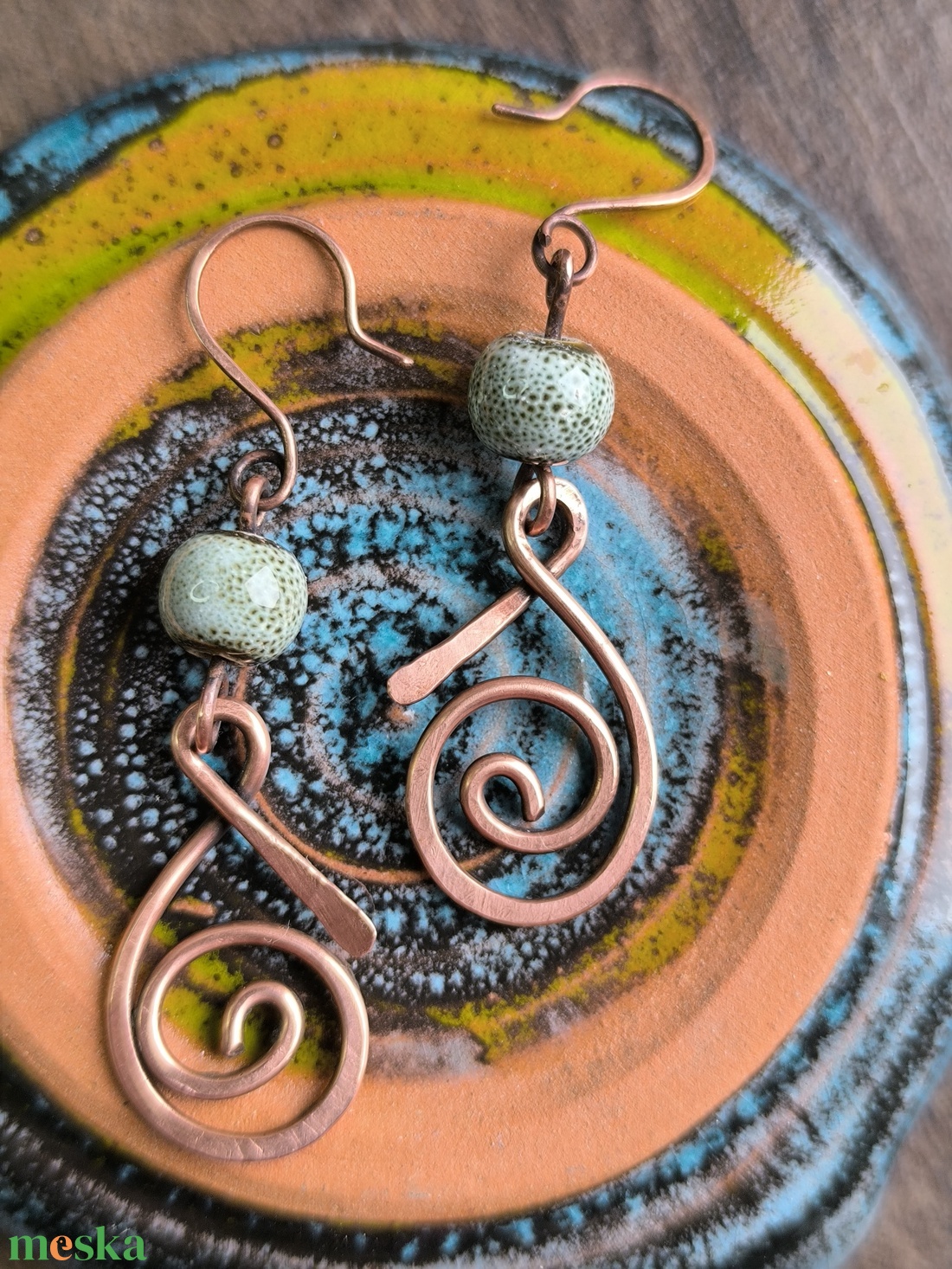 Vörösréz fülbevaló szürkéskék kerámia gyönggyel - ékszer - fülbevaló - lógó fülbevaló - Meska.hu