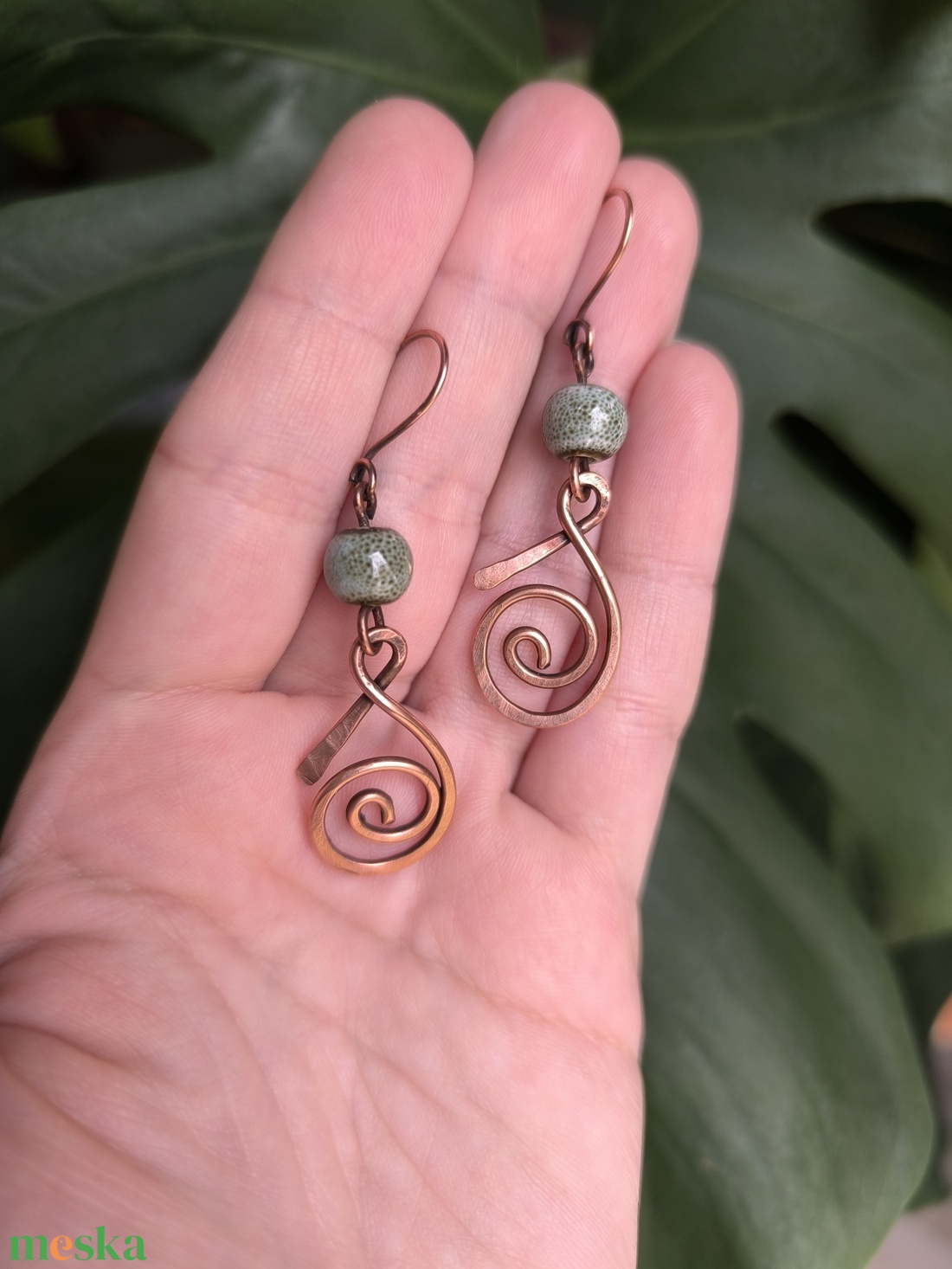 Vörösréz fülbevaló szürkéskék kerámia gyönggyel - ékszer - fülbevaló - lógó fülbevaló - Meska.hu