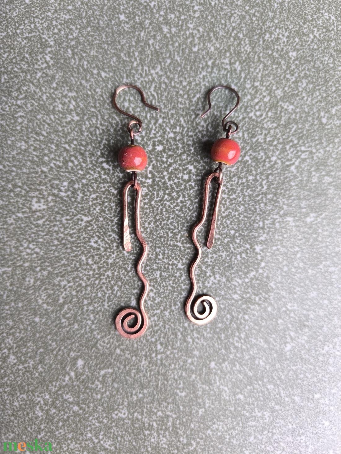 Vörösréz hosszú fülbevaló piros kerámia gyönggyel - ékszer - fülbevaló - lógó fülbevaló - Meska.hu