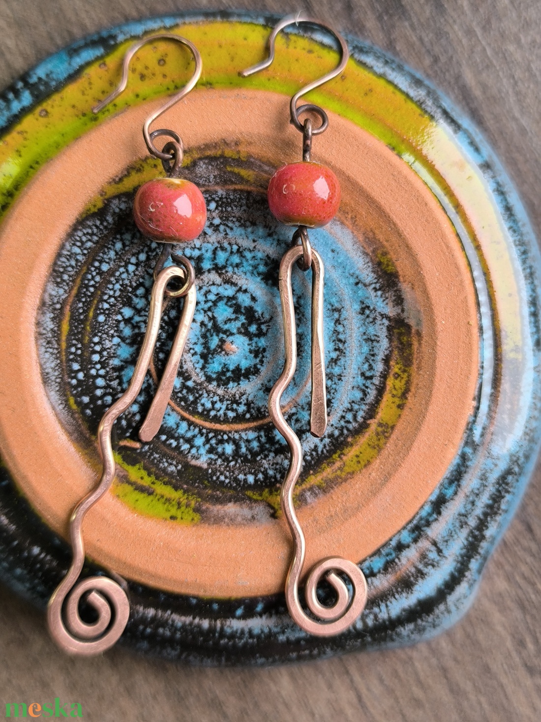 Vörösréz hosszú fülbevaló piros kerámia gyönggyel - ékszer - fülbevaló - lógó fülbevaló - Meska.hu