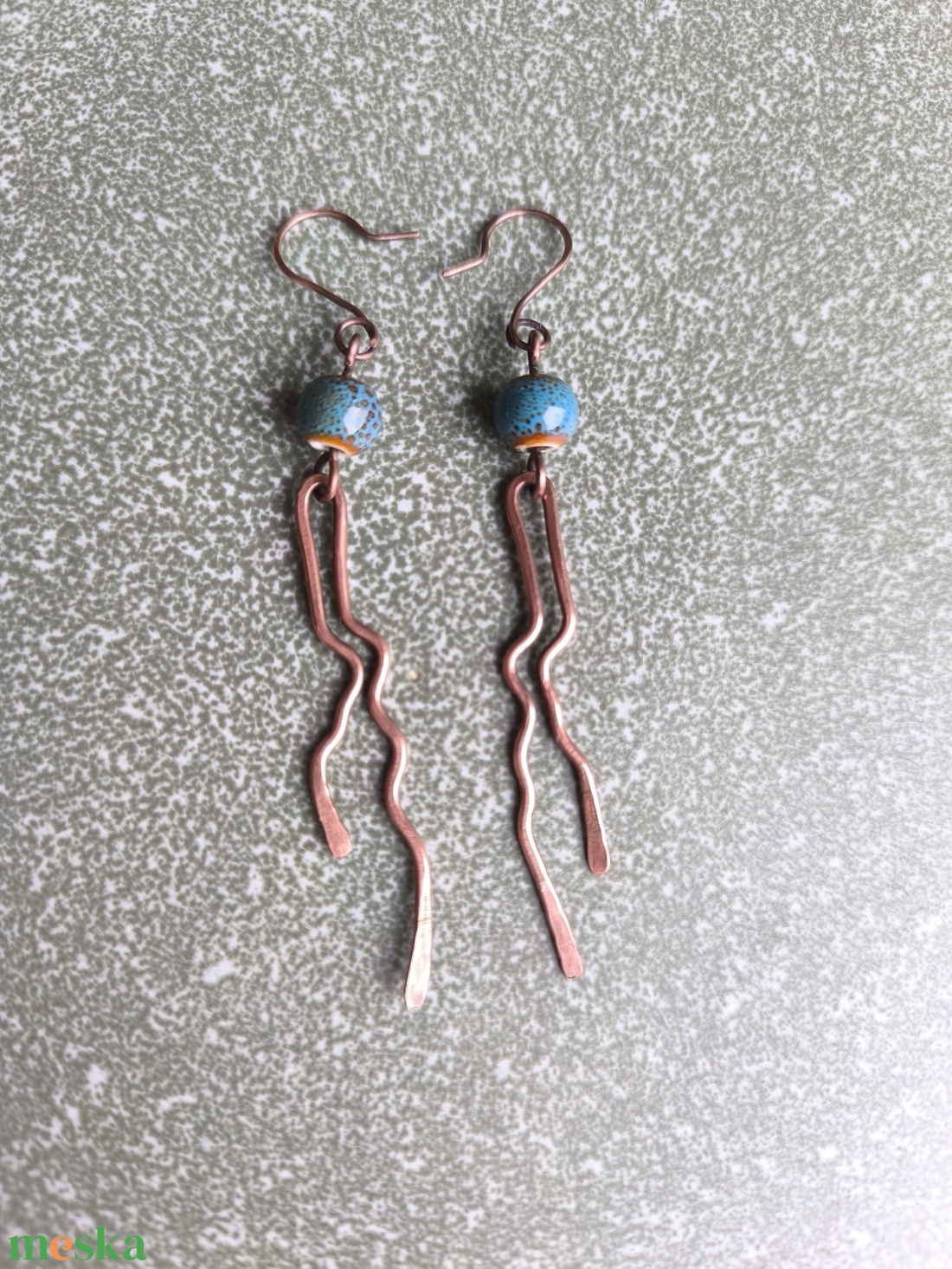Vörösréz fülbevaló kék kerámia gyönggyel - ékszer - fülbevaló - lógó fülbevaló - Meska.hu