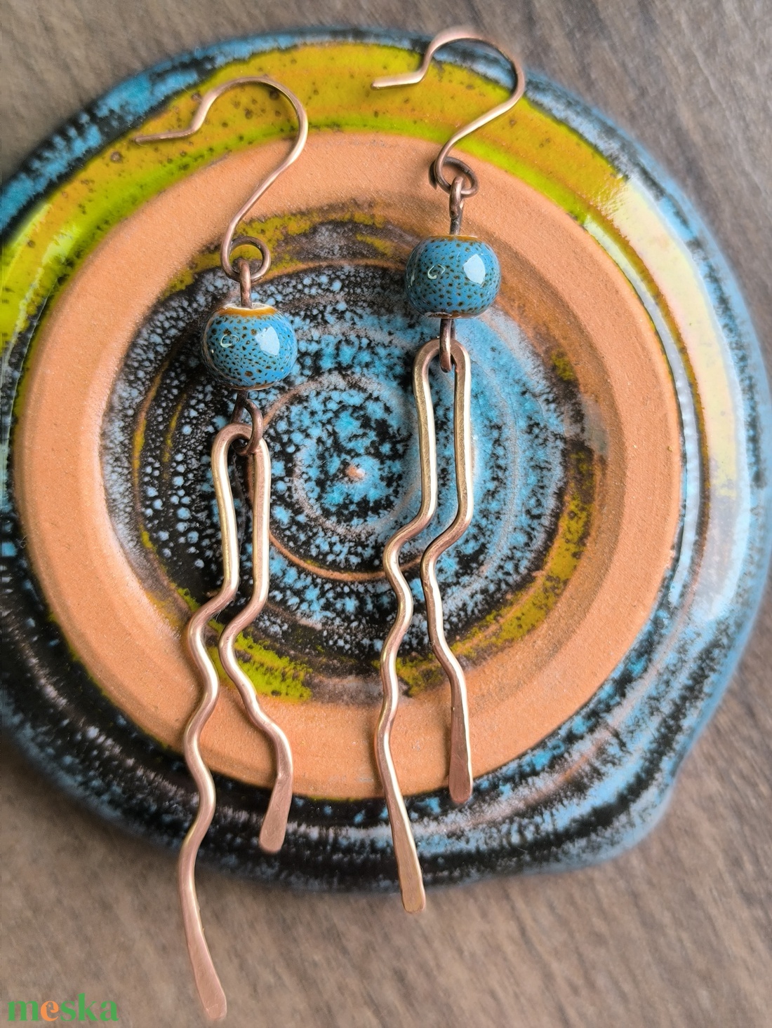 Vörösréz fülbevaló kék kerámia gyönggyel - ékszer - fülbevaló - lógó fülbevaló - Meska.hu