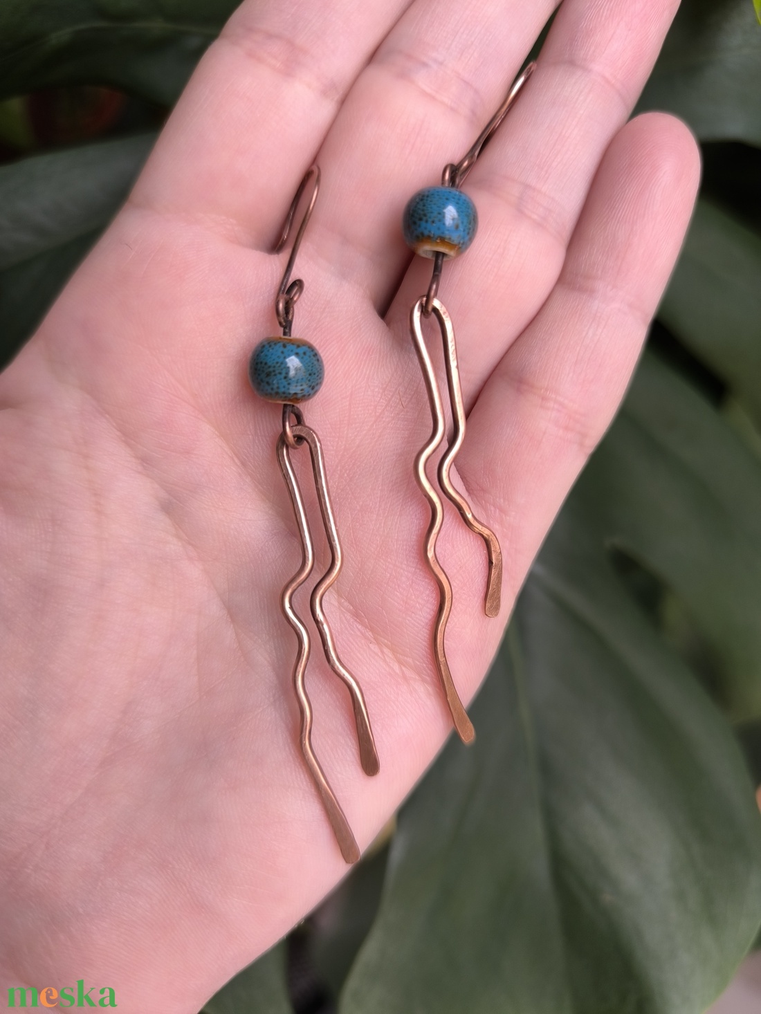 Vörösréz fülbevaló kék kerámia gyönggyel - ékszer - fülbevaló - lógó fülbevaló - Meska.hu
