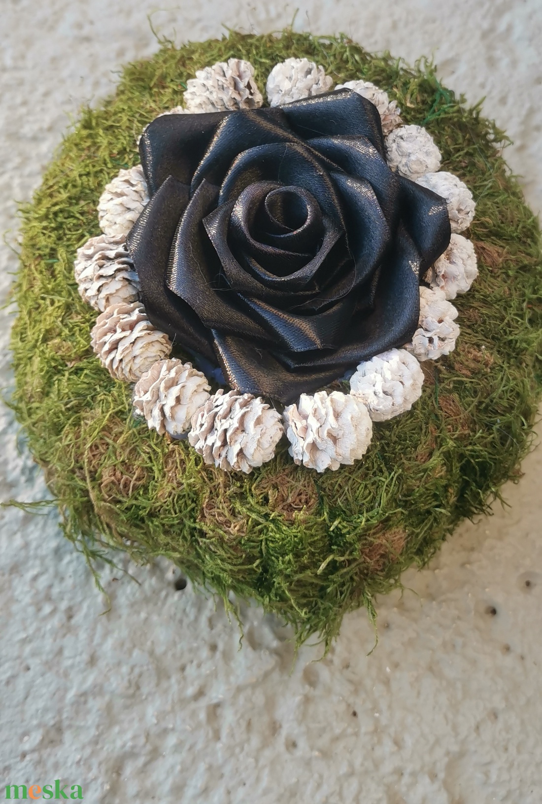 Szaténrózsás sírkoszorú - otthon & életmód - vallás - temetkezési tárgy - sírkoszorú, kegyeleti koszorú - Meska.hu Szaténrózsás sírkoszorú - otthon & életmód - vallás - temetkezési tárgy - sírkoszorú, kegyeleti koszorú - Meska.hu