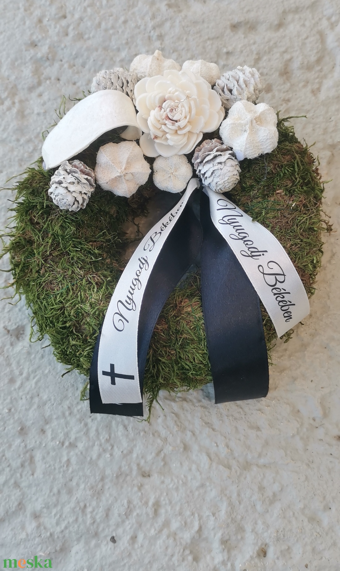 Fehér szárazterméses sírkoszorú - otthon & életmód - vallás - temetkezési tárgy - sírkoszorú, kegyeleti koszorú - Meska.hu