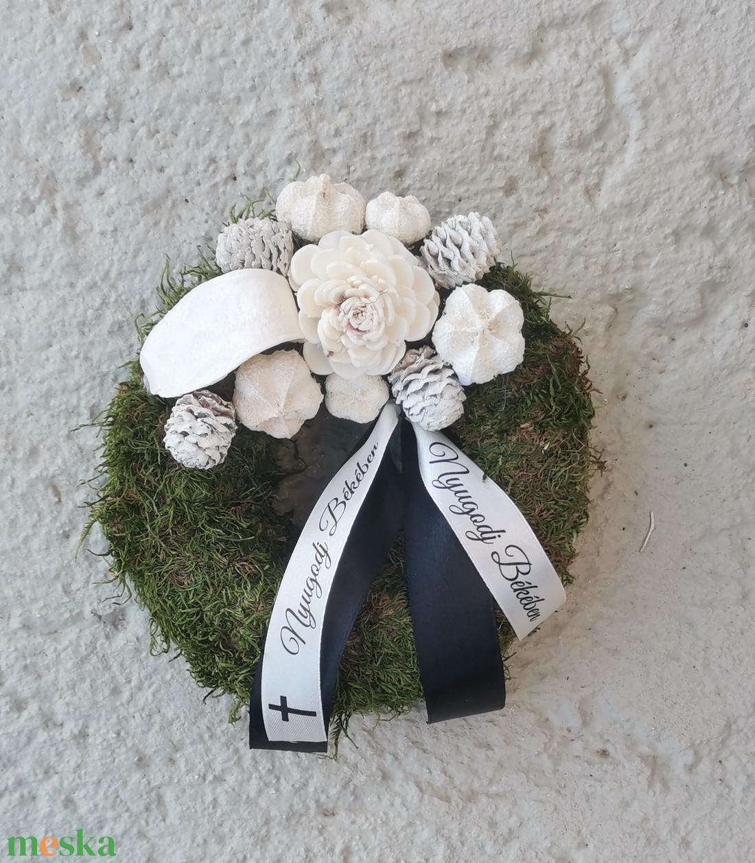 Fehér szárazterméses sírkoszorú - otthon & életmód - vallás - temetkezési tárgy - sírkoszorú, kegyeleti koszorú - Meska.hu