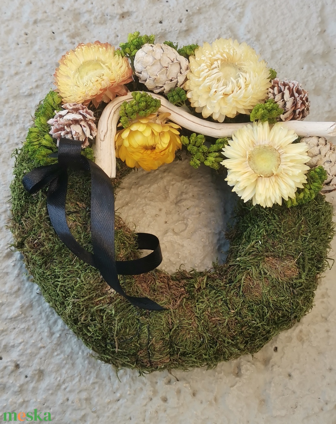 Sárgás színű száraztermés sírkoszorú - otthon & életmód - vallás - temetkezési tárgy - sírkoszorú, kegyeleti koszorú - Meska.hu