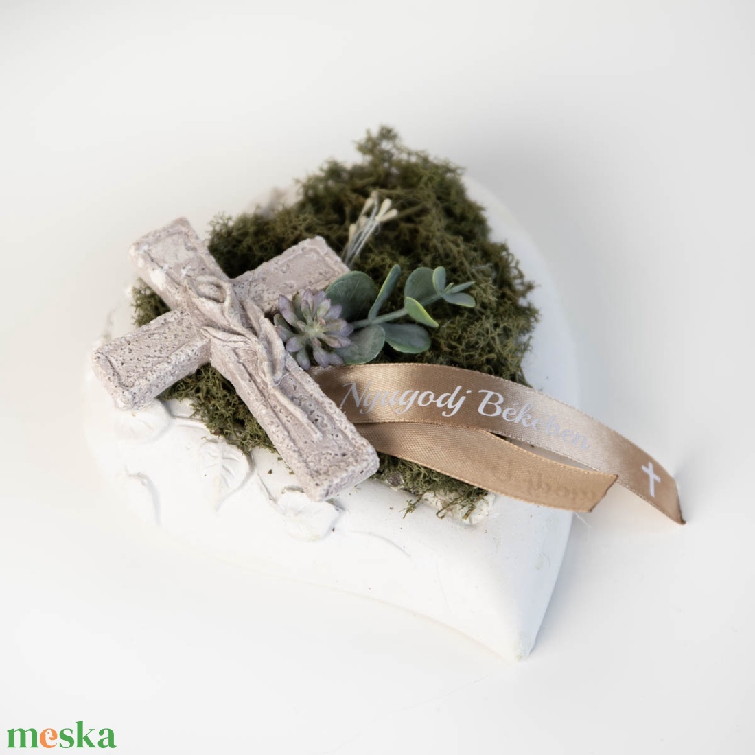 Temetői Sírdísz, kereszttel és Nyugodj Békében feliratú szalaggal - otthon & életmód - vallás - temetkezési tárgy - sírdísz, kegyeleti dísz - Meska.hu Temetői Sírdísz, kereszttel és Nyugodj Békében feliratú szalaggal - otthon & életmód - vallás - temetkezési tárgy - sírdísz, kegyeleti dísz - Meska.hu
