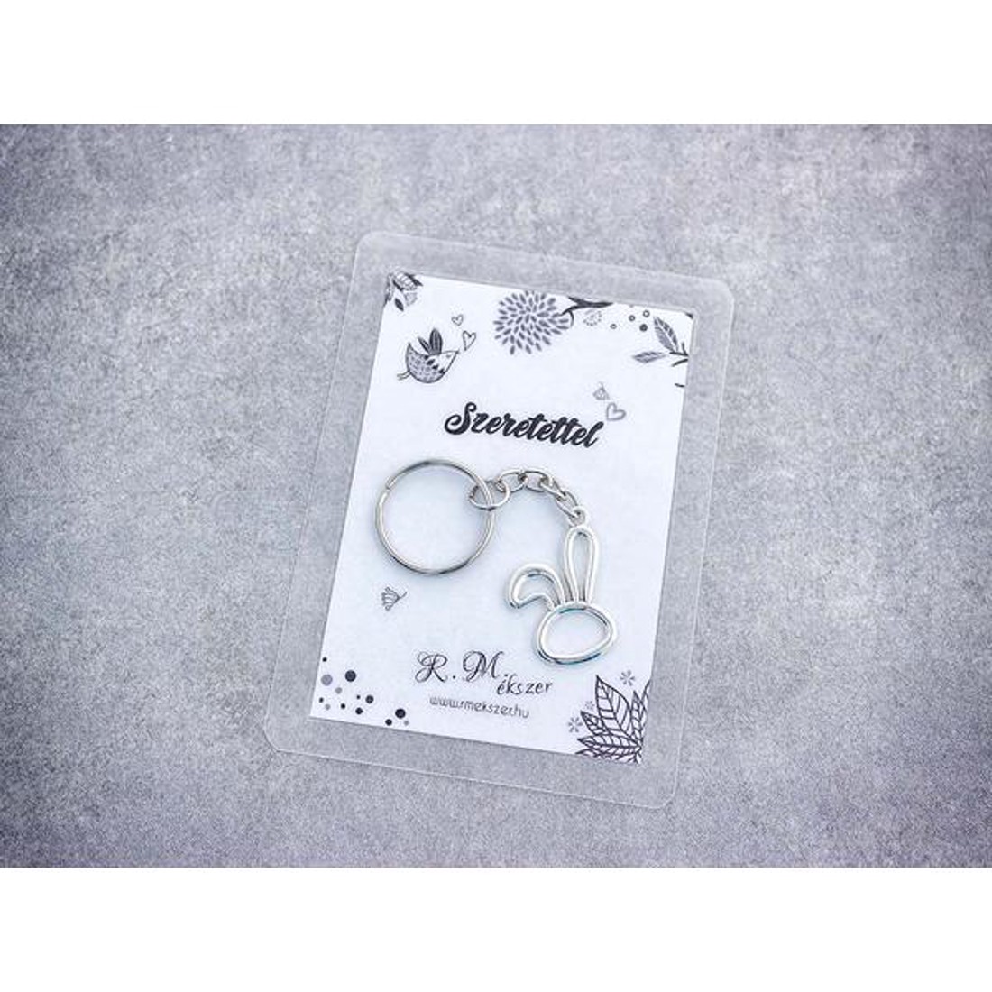 Szeretettel egyszerű nyuszi medálos kulcstartó - táska & tok - kulcstartó & táskadísz - kulcstartó - Meska.hu