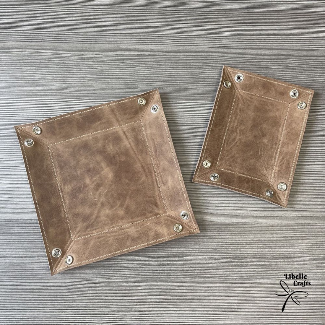 Színes bőr tálca - világosbarna (koptatott) - otthon & életmód - dekoráció - asztal és polc dekoráció - dekorációs tál, tartó - Meska.hu