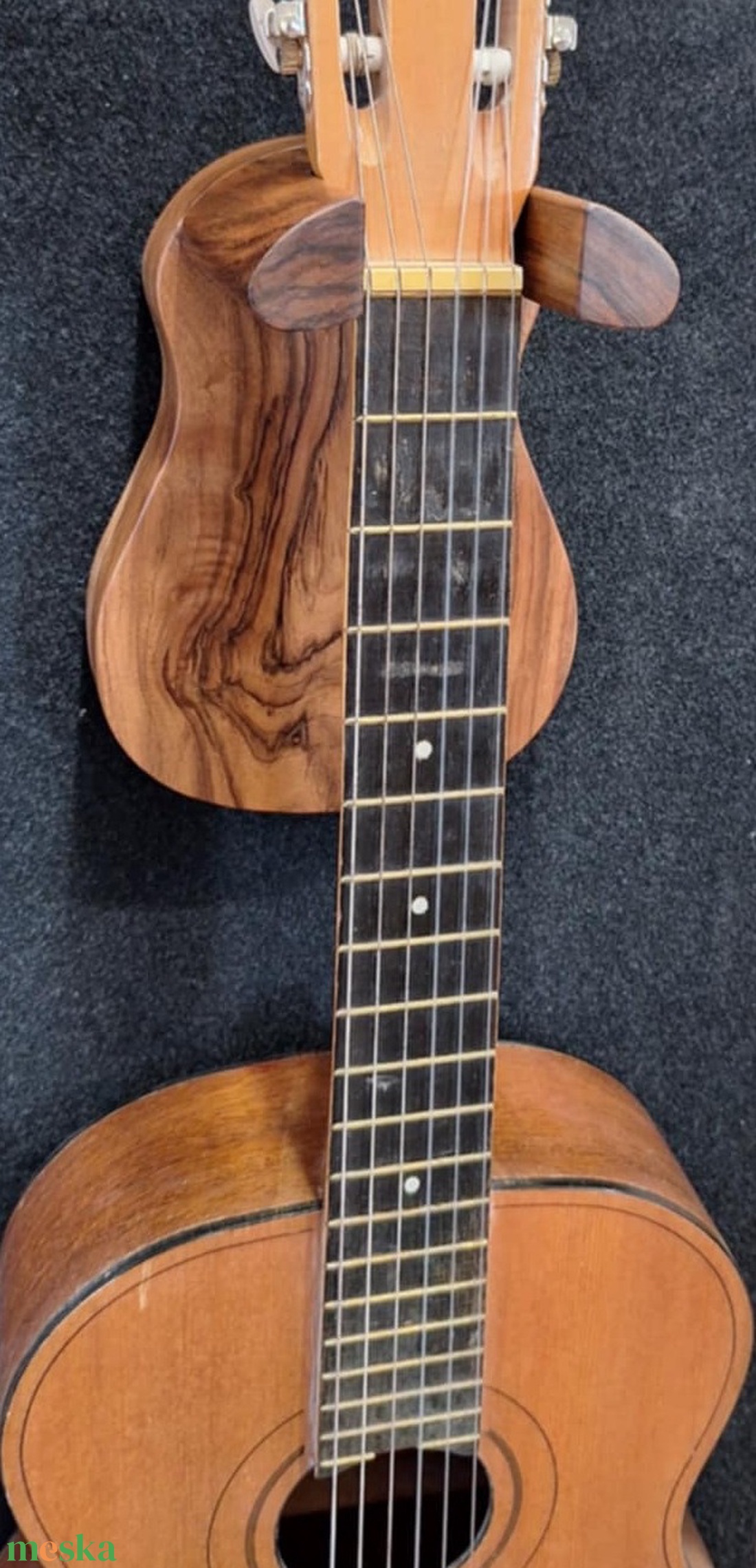 Dió fali gitártartó  - könyv & zene - hangszer & hangszertok - Meska.hu