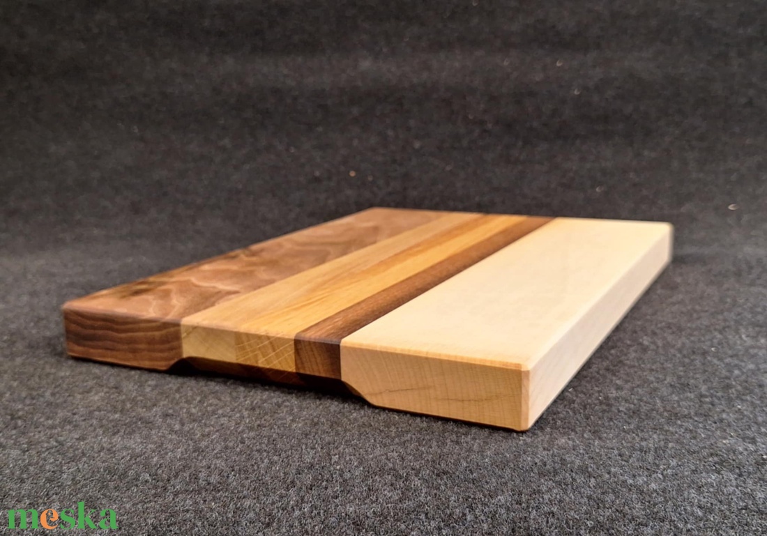 Modern csíkos vágódeszka fogászkönnyítővel - otthon & életmód - konyhafelszerelés, tálalás - sütés, főzés - vágódeszka - Meska.hu