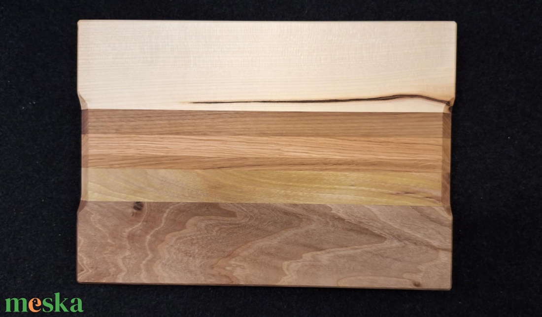 Modern csíkos vágódeszka fogászkönnyítővel - otthon & életmód - konyhafelszerelés, tálalás - sütés, főzés - vágódeszka - Meska.hu