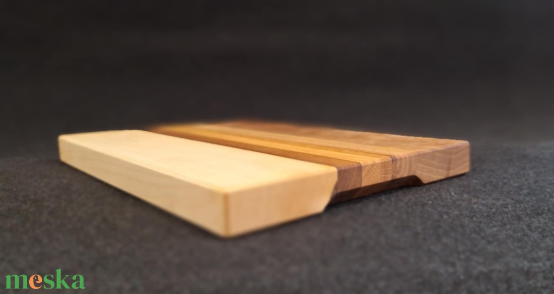 Modern csíkos vágódeszka fogászkönnyítővel - otthon & életmód - konyhafelszerelés, tálalás - sütés, főzés - vágódeszka - Meska.hu