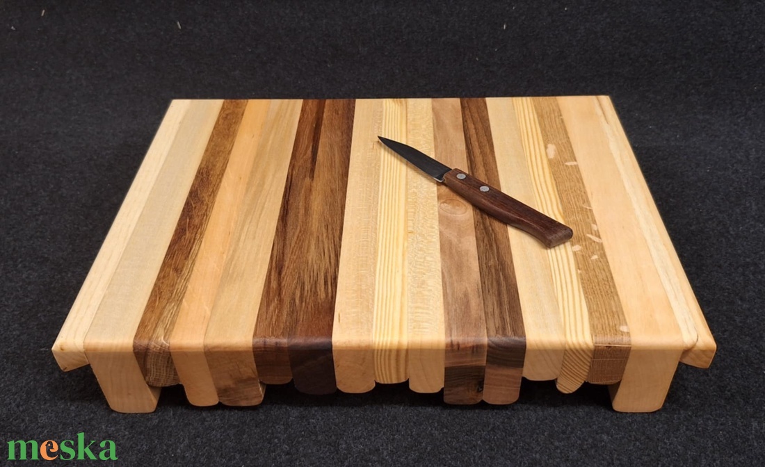 Sávos  vágódeszka  világos foganytúval (Közepes) - otthon & életmód - konyhafelszerelés, tálalás - sütés, főzés - vágódeszka - Meska.hu