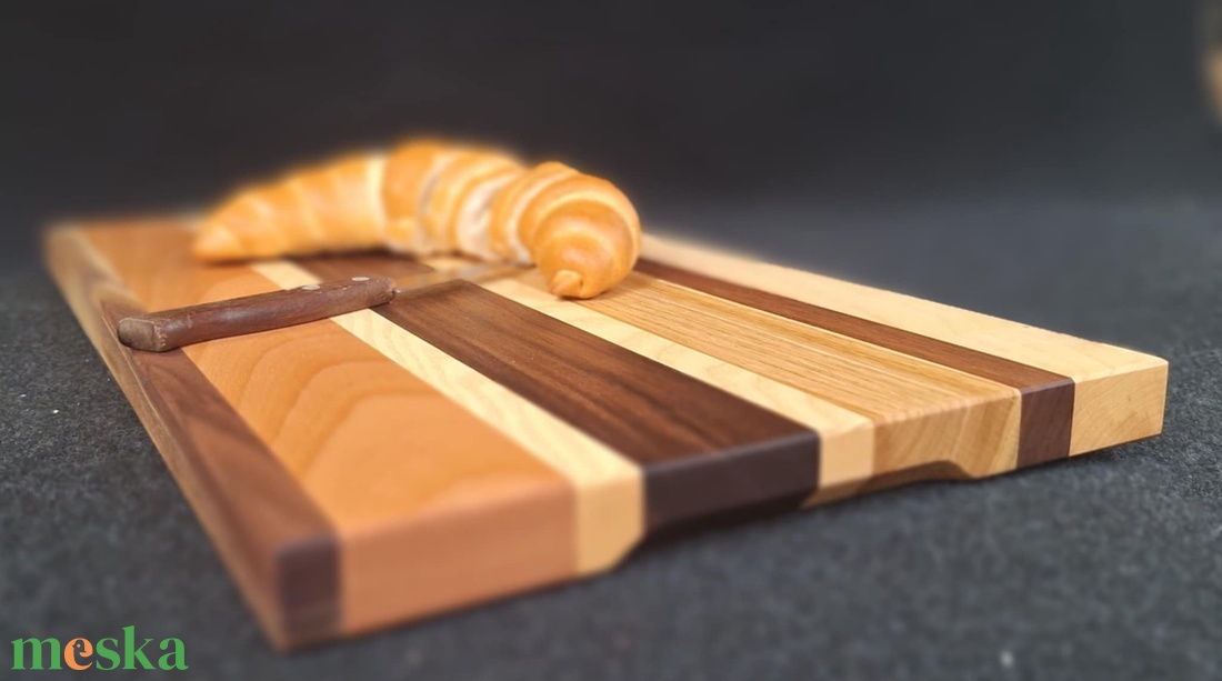 Margit vágódeszka fogáskönnyítővel  /  vegyes fából  - otthon & életmód - konyhafelszerelés, tálalás - sütés, főzés - vágódeszka - Meska.hu