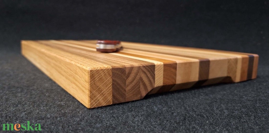 Mihály vágódeszka fogáskönnyítővel - otthon & életmód - konyhafelszerelés, tálalás - sütés, főzés - vágódeszka - Meska.hu