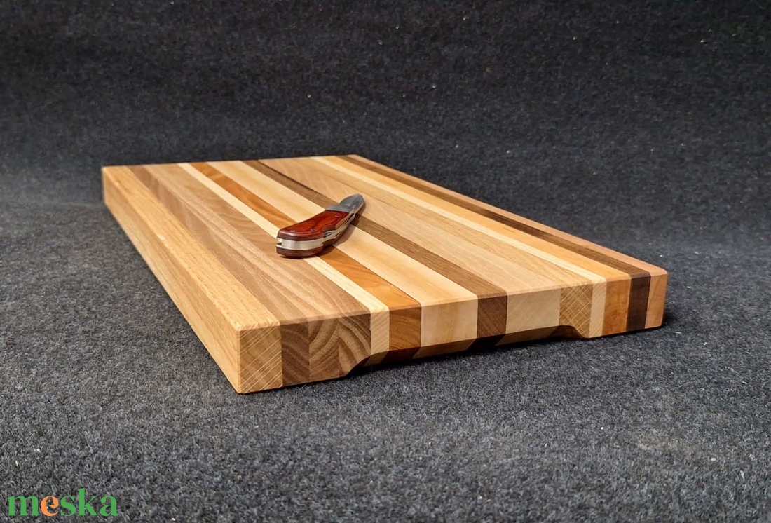 Mihály vágódeszka fogáskönnyítővel - otthon & életmód - konyhafelszerelés, tálalás - sütés, főzés - vágódeszka - Meska.hu