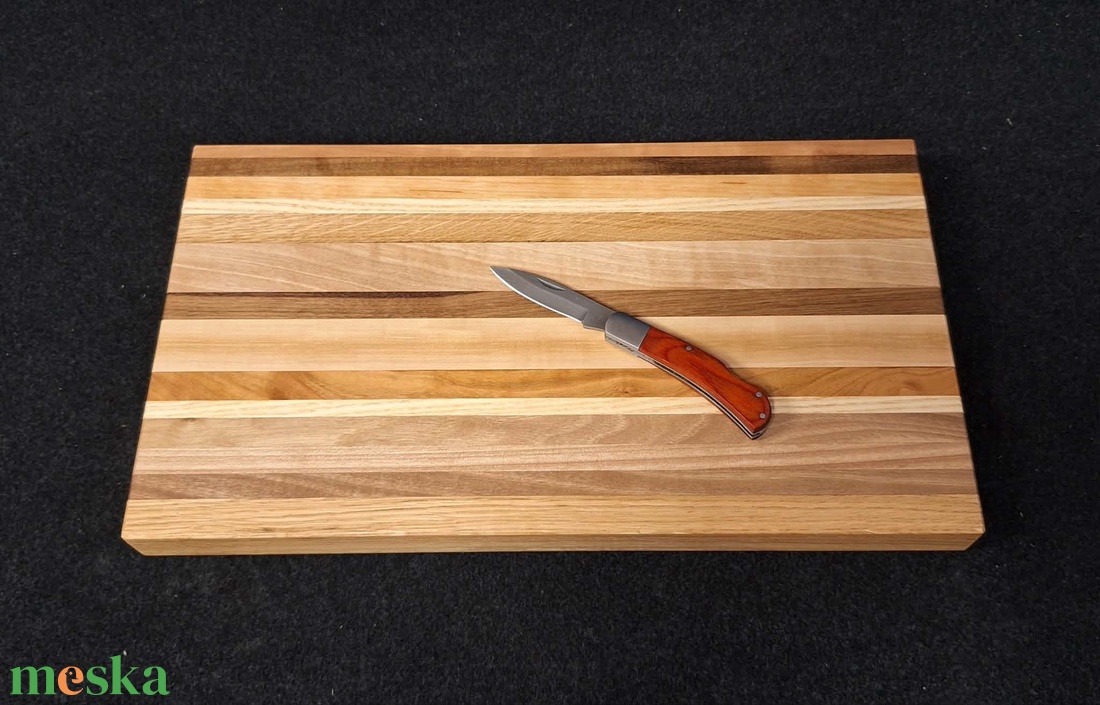 Mihály vágódeszka fogáskönnyítővel - otthon & életmód - konyhafelszerelés, tálalás - sütés, főzés - vágódeszka - Meska.hu
