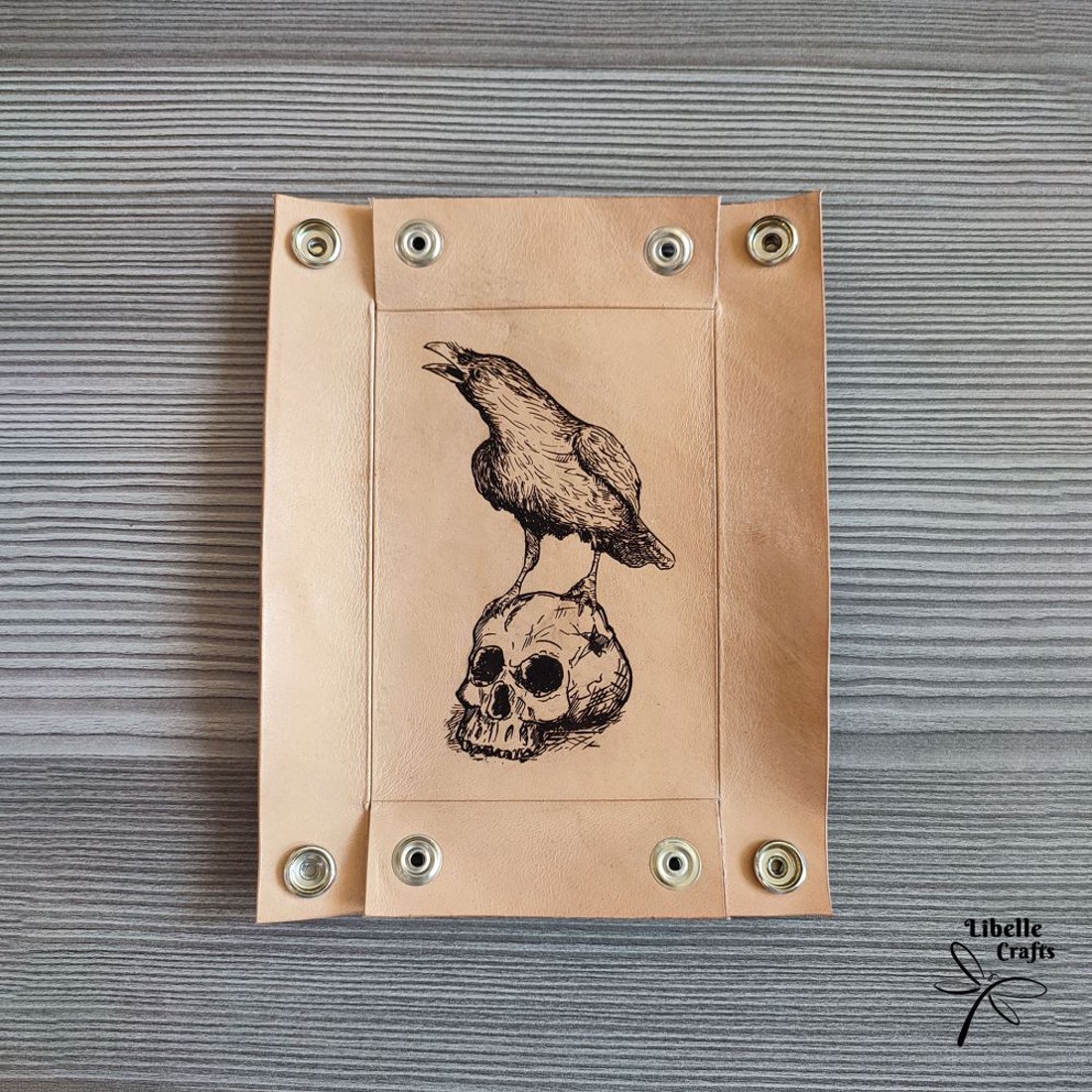 Holló a koponyán kockadobó tálca - játék & sport - táblajáték és kártyajáték - társasjátékok - dobókocka - Meska.hu