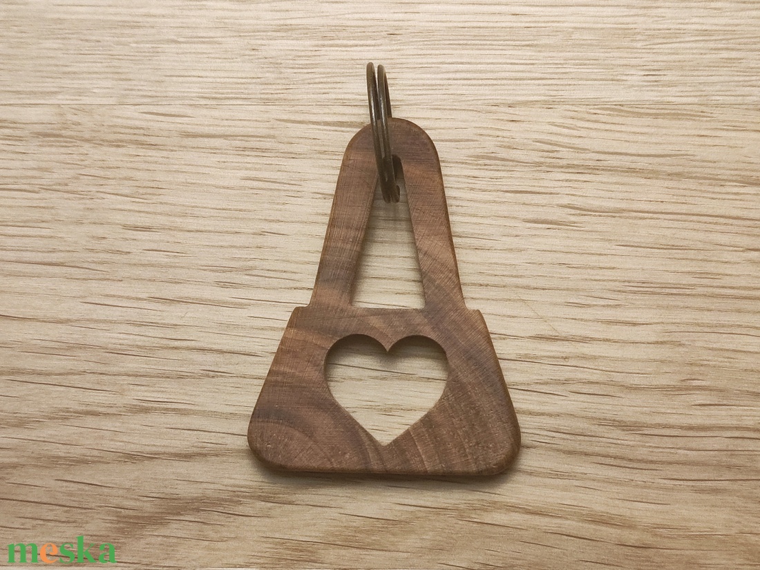 Szívvel faragott � Diófa táskadísz és kulcstartó - táska & tok - kulcstartó & táskadísz - táskadísz - Meska.hu