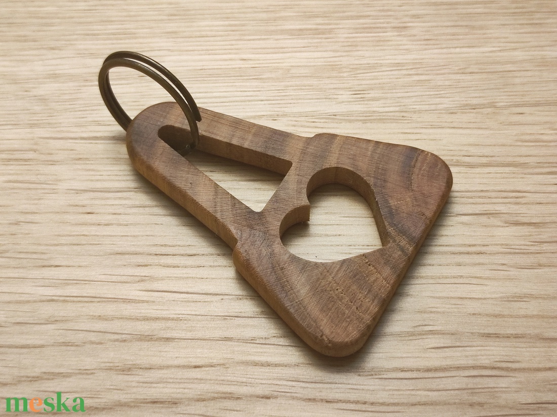 Szívvel faragott � Diófa táskadísz és kulcstartó - táska & tok - kulcstartó & táskadísz - táskadísz - Meska.hu