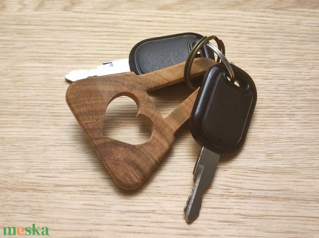 Szívvel faragott � Diófa táskadísz és kulcstartó - táska & tok - kulcstartó & táskadísz - táskadísz - Meska.hu