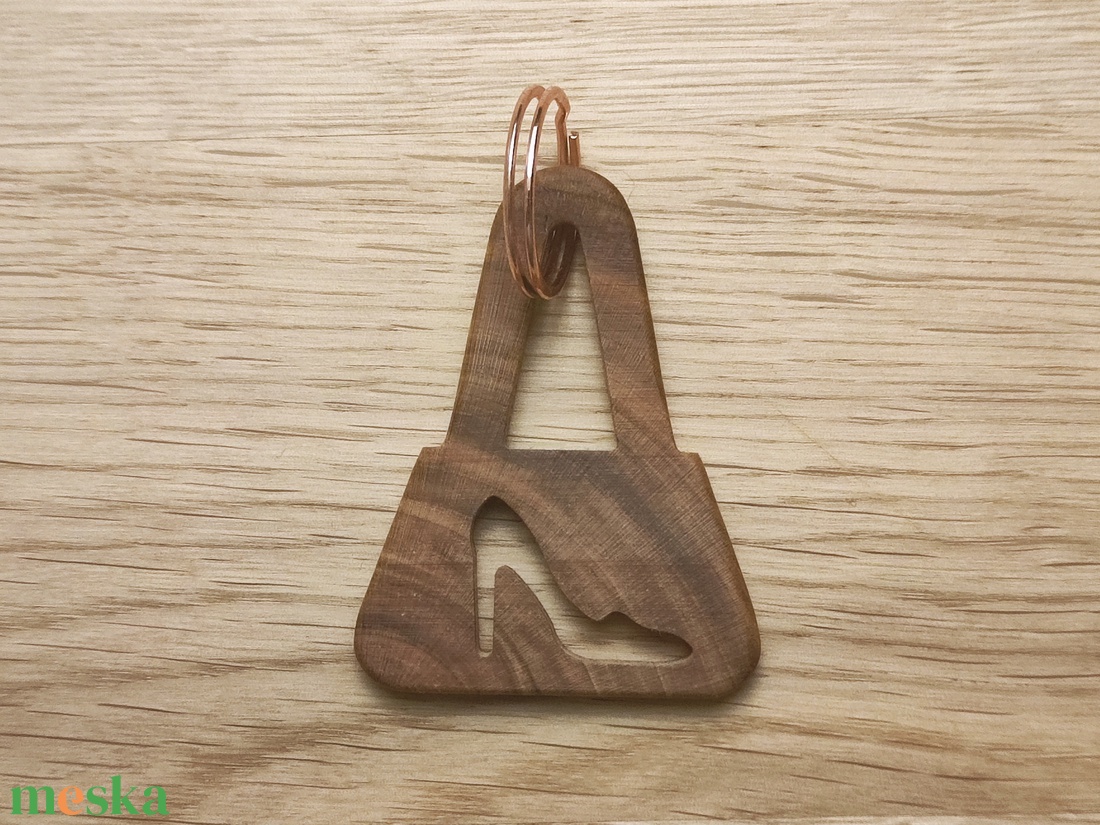 Hamupipőke � Diófa táskadísz és kulcstartó - táska & tok - kulcstartó & táskadísz - táskadísz - Meska.hu