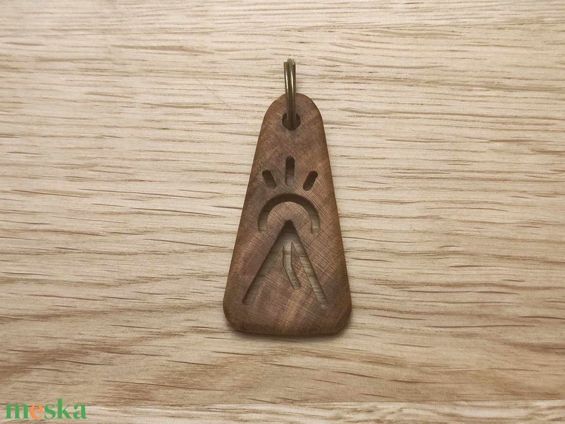 Csúcshódító  � Diófa kulcstartó - táska & tok - kulcstartó & táskadísz - kulcstartó - Meska.hu