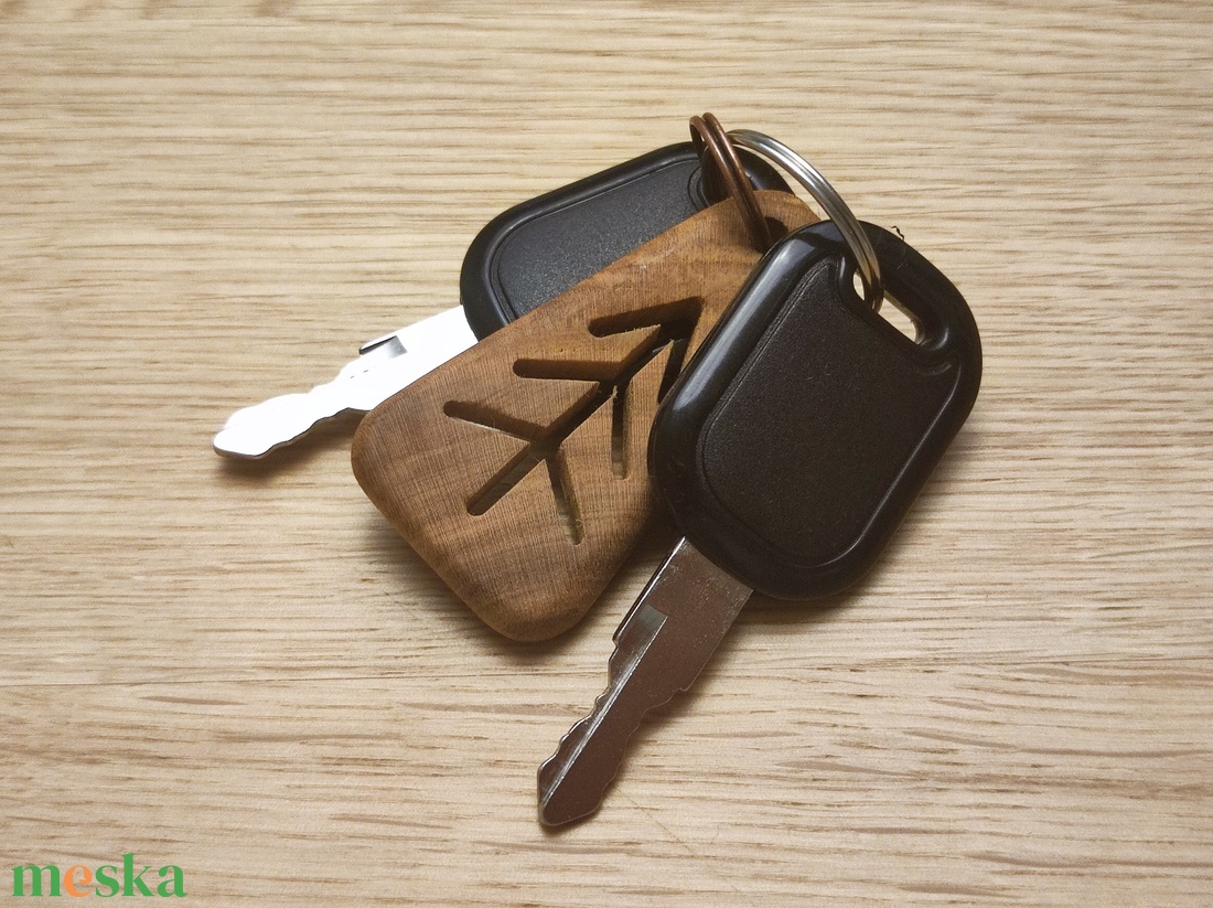 Diófa kulcstartó - Erdőjáró - egyedi kézműves fa ajándék - táska & tok - kulcstartó & táskadísz - kulcstartó - Meska.hu