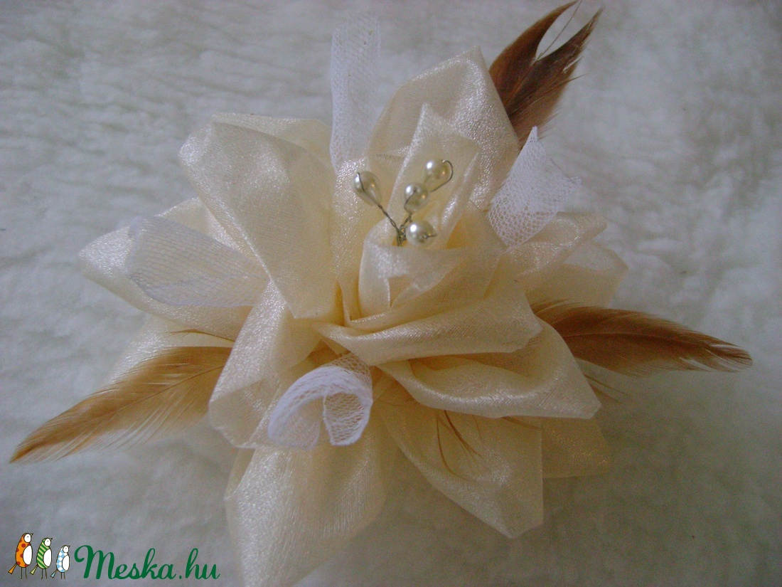 Elegáns pezsgő színű organza virág- csuklódísz, ruhadísz, kitűző - - Meska.hu Elegáns pezsgő színű organza virág- csuklódísz, ruhadísz, kitűző - - Meska.hu