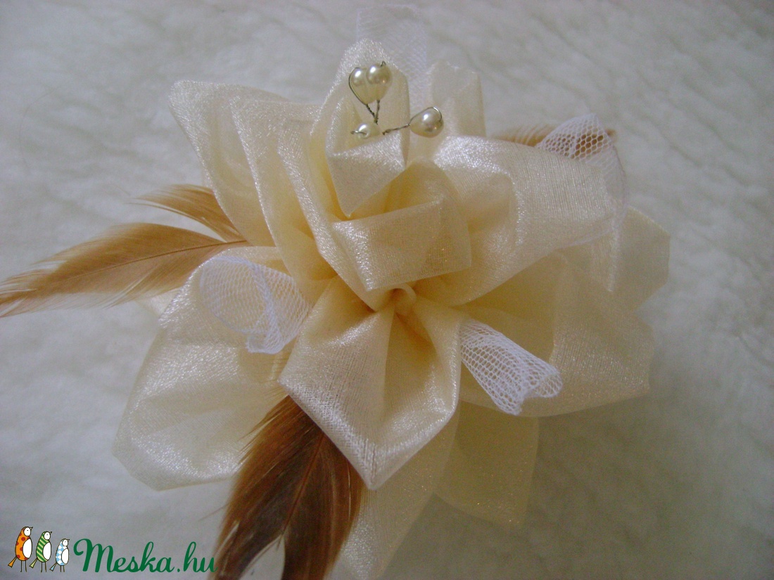 Elegáns pezsgő színű organza virág- csuklódísz, ruhadísz, kitűző - - Meska.hu Elegáns pezsgő színű organza virág- csuklódísz, ruhadísz, kitűző - - Meska.hu