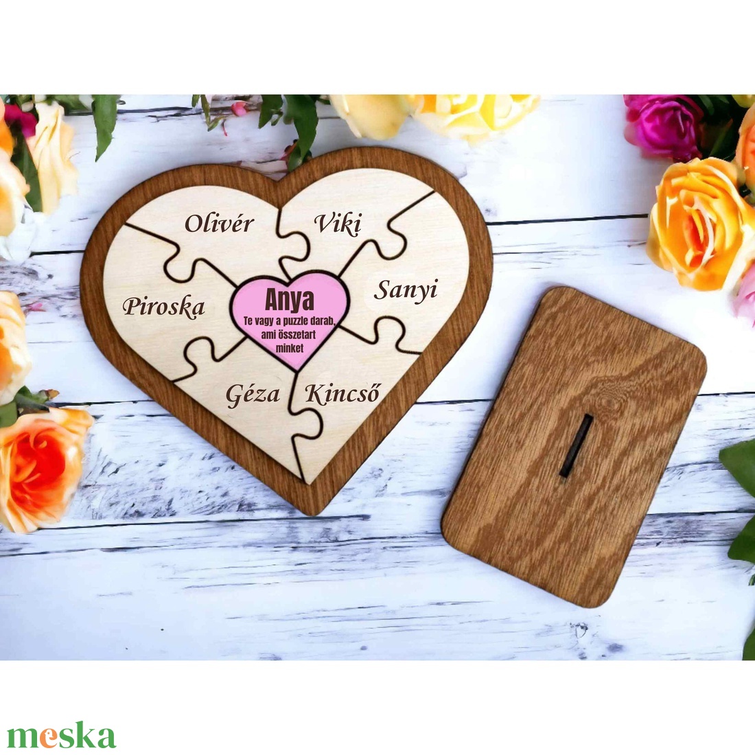 Puzzle szív tartóval anyáknak a családtagok nevével - Egyedi családi szív alakú dísz -Te vagy a puzzledarab, ami - otthon & életmód - dekoráció - asztal és polc dekoráció - asztaldísz - Meska.hu