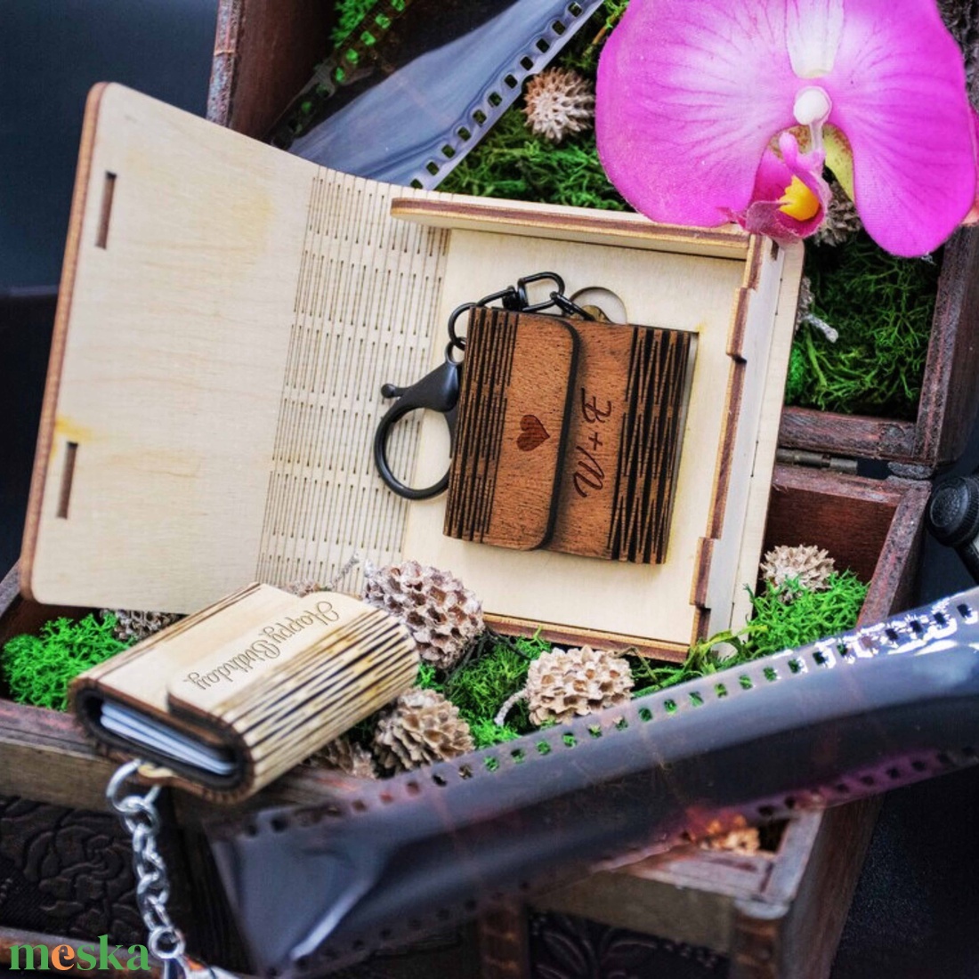 Mini fényképalbum kulcstartó akár 36 fotóval, (6-36db) emlék album, személyre szabott ajándék, egyedi fa fényképalbum - otthon & életmód - papír, írószer - album & fotóalbum - Meska.hu