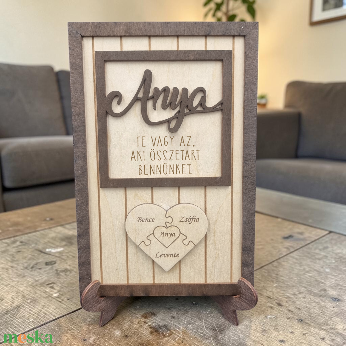 Egyedi gravírozott családi képkeret, Anya, te vagy az, aki összetart bennünket, névre szóló fa ajándék - otthon & életmód - dekoráció - kép & falikép - fából készült kép - Meska.hu