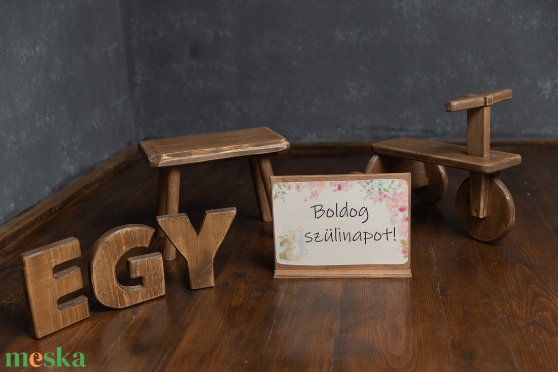 Robson finds kétoldalas szülinapos tábla készületen, fából, talpon áll - művészet - fotográfia - portré - Meska.hu