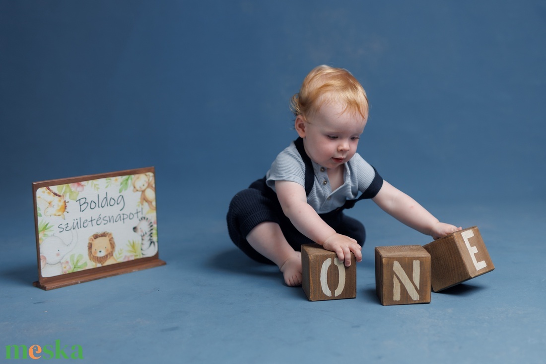 Robson finds kétoldalas szülinapos tábla készületen, fából, talpon áll - művészet - fotográfia - portré - Meska.hu