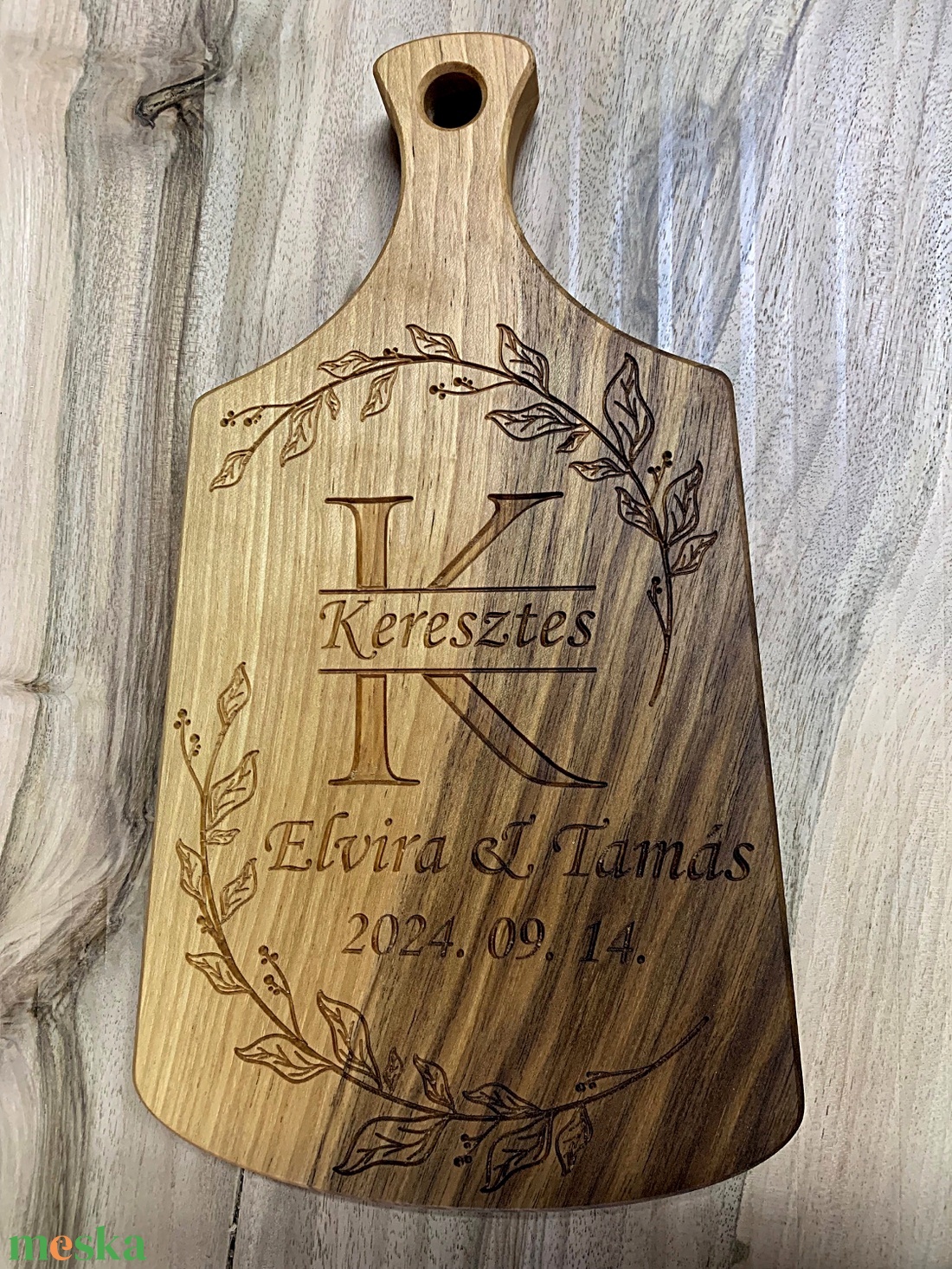 Személyre szabott diófa vágódeszka esküvőre, évfordulóra.  - otthon & életmód - konyhafelszerelés, tálalás - sütés, főzés - vágódeszka - Meska.hu