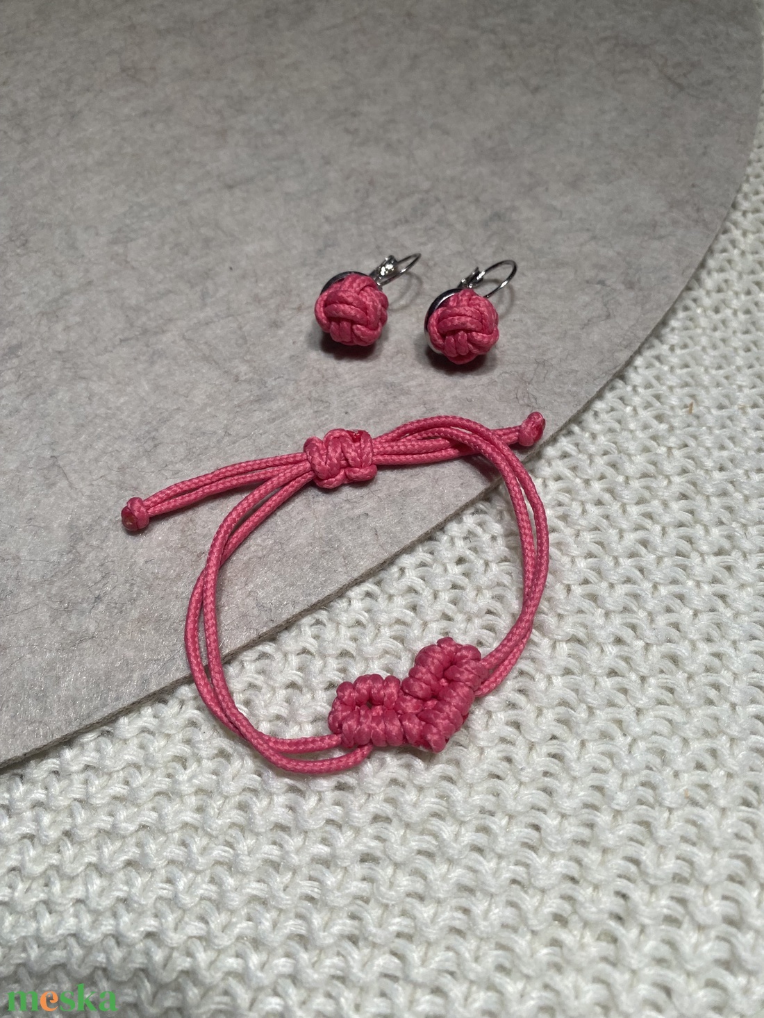 Szivecskés karkötő és Szeder bogyós fülbevaló zsinórékszer szett, kézzel csomózott, rózsaszín - ékszer - ékszerszett - Meska.hu