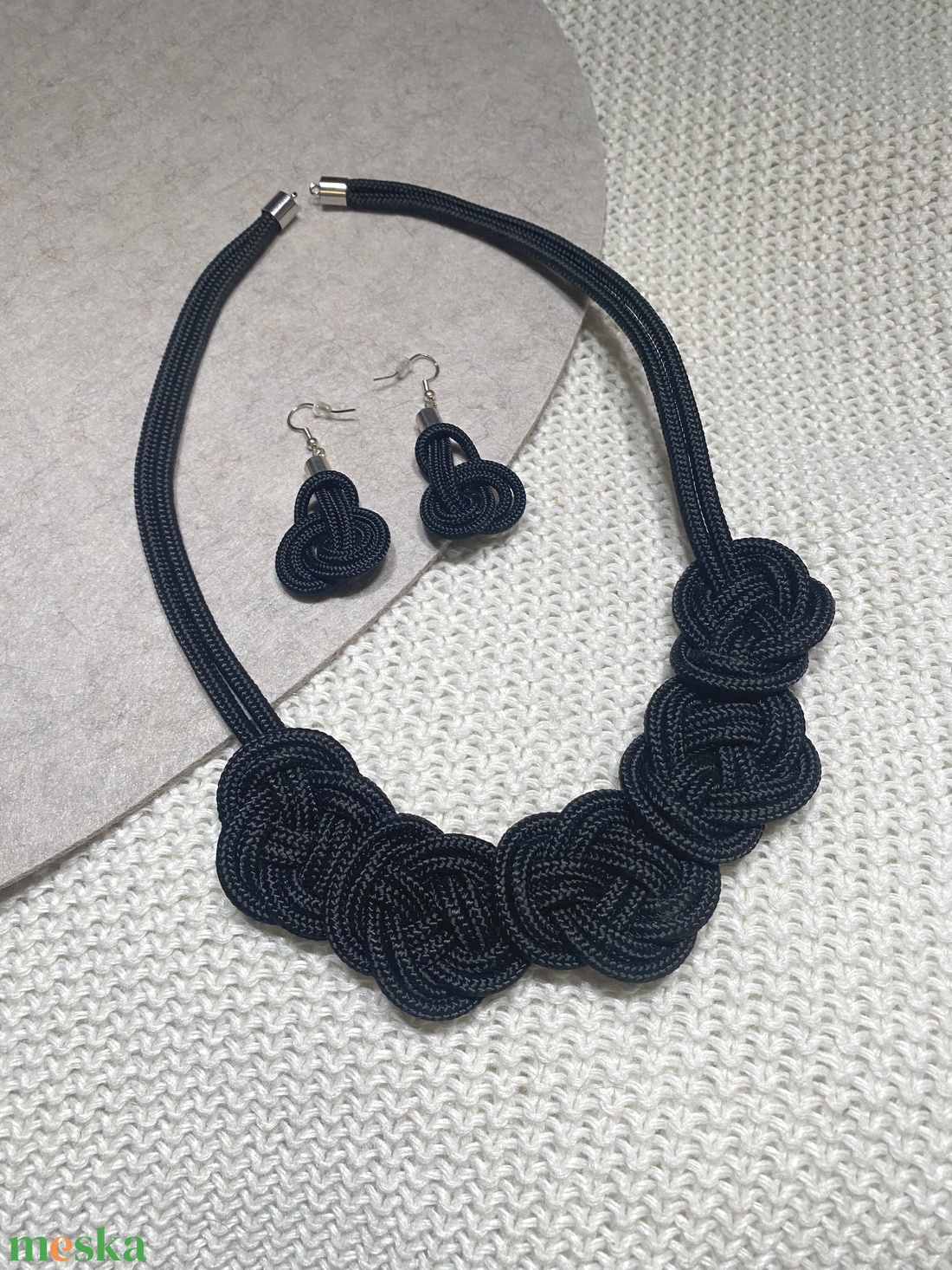 Virágos nyaklánc és lógós füge fülbevaló zsinórékszer szett, kézzel csomózott, fekete - ékszer - ékszerszett - Meska.hu
