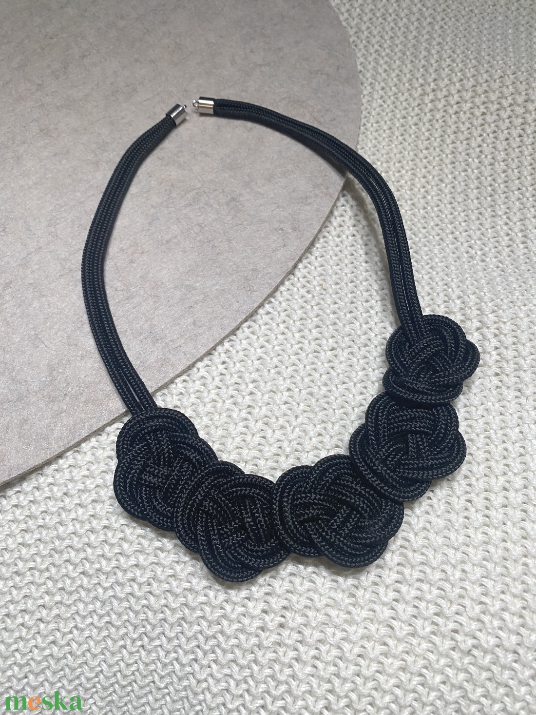 Virágos nyaklánc és lógós füge fülbevaló zsinórékszer szett, kézzel csomózott, fekete - ékszer - ékszerszett - Meska.hu