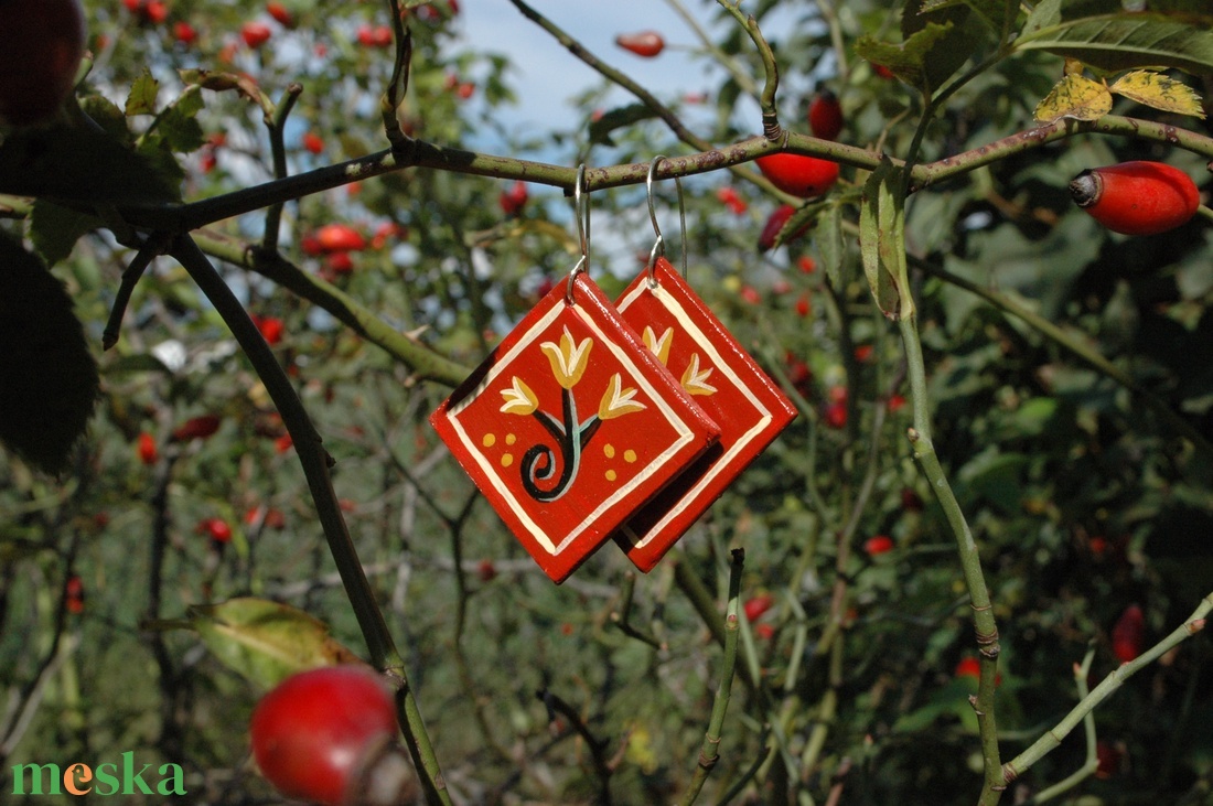 Vörös tulipános festett fülbevaló - ékszer - fülbevaló - lógó fülbevaló - Meska.hu Vörös tulipános festett fülbevaló - ékszer - fülbevaló - lógó fülbevaló - Meska.hu