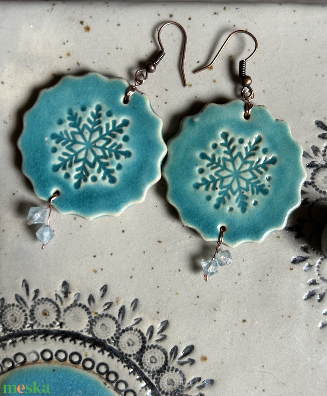 Hópehely mintás  kerámia fülbevaló. - ékszer - fülbevaló - lógós kerek fülbevaló - Meska.hu