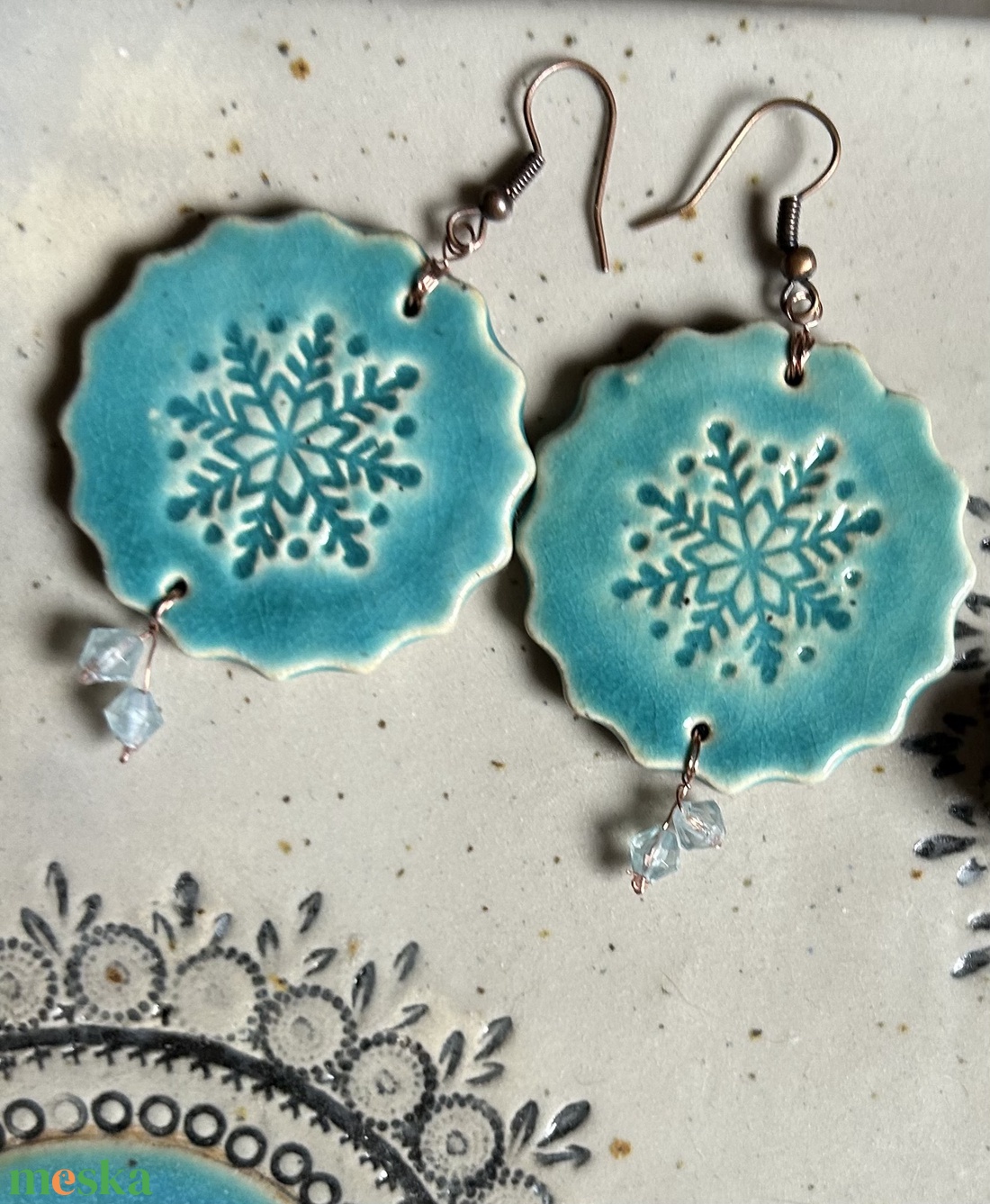 Hópehely mintás  kerámia fülbevaló. - ékszer - fülbevaló - lógós kerek fülbevaló - Meska.hu