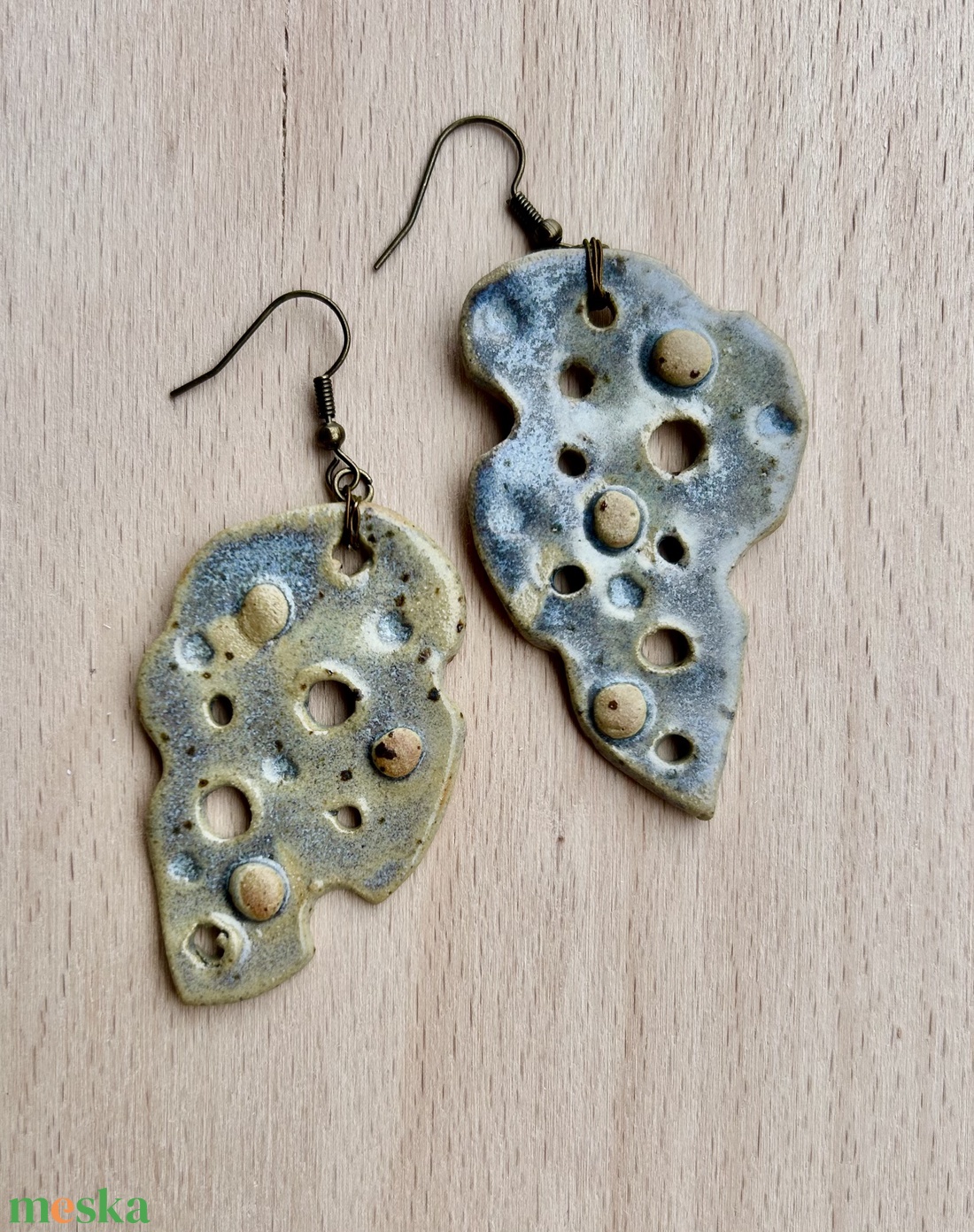Szürke Kerámia fülbevaló - ékszer - fülbevaló - lógó fülbevaló - Meska.hu