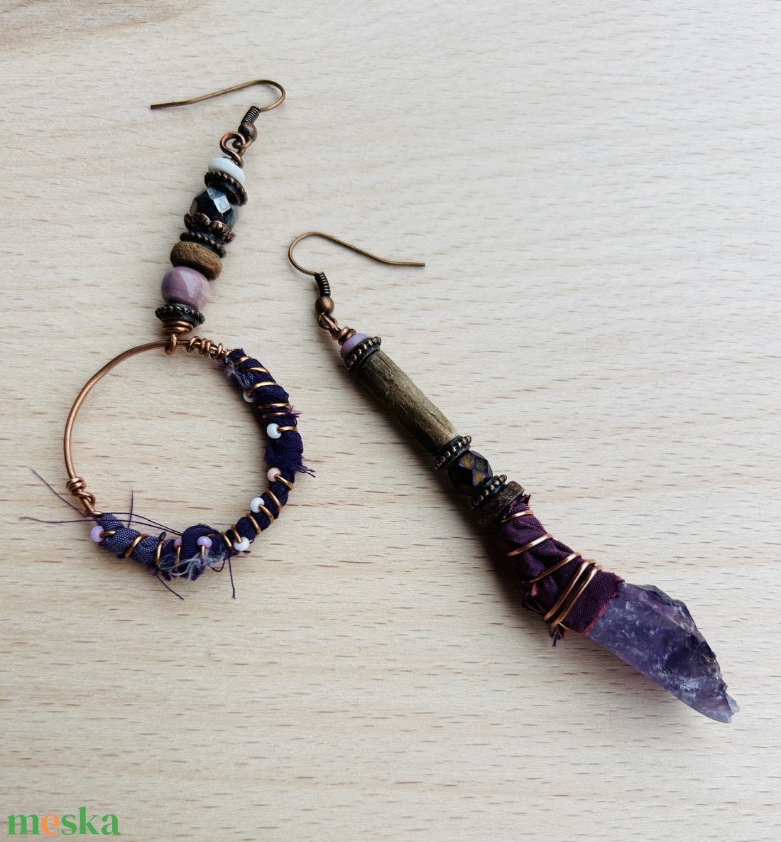 Lila hippi fülbevaló - ékszer - fülbevaló - lógó fülbevaló - Meska.hu