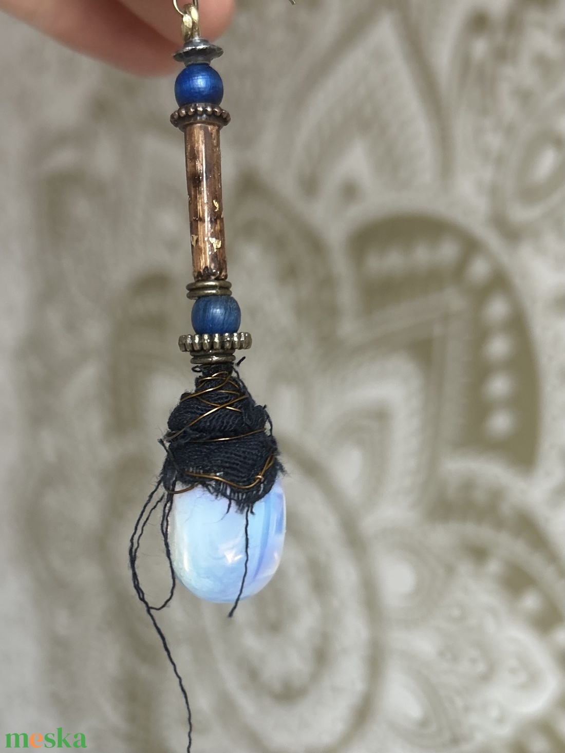 Asszimertikus opál fülbevaló - ékszer - fülbevaló - lógós kerek fülbevaló - Meska.hu