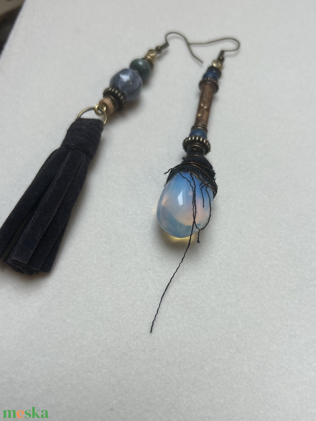 Asszimertikus opál fülbevaló - ékszer - fülbevaló - lógós kerek fülbevaló - Meska.hu